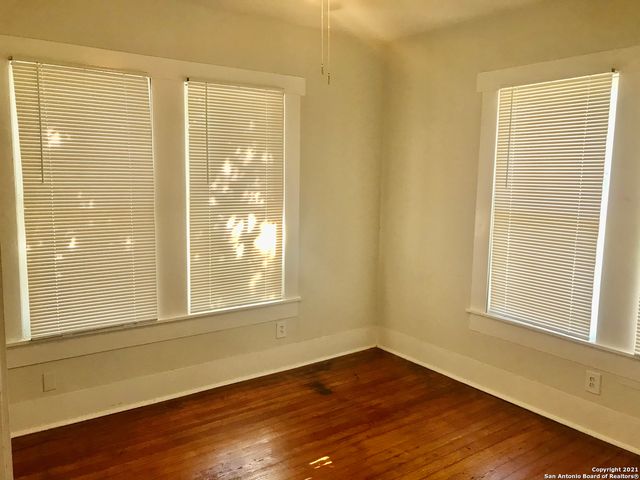 231 UNIVERSITY AVE, San Antonio, TX 78201