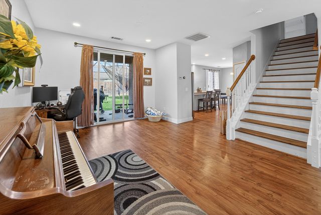 914 W Russell Avenue, Visalia, CA 93277