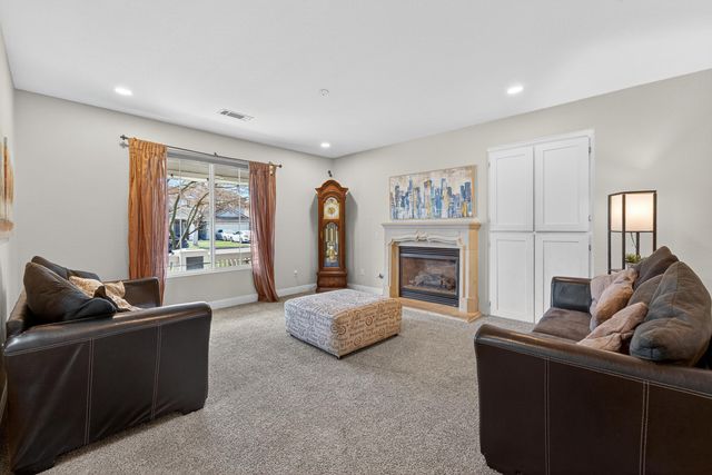 914 W Russell Avenue, Visalia, CA 93277