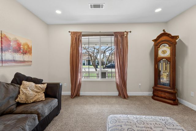 914 W Russell Avenue, Visalia, CA 93277