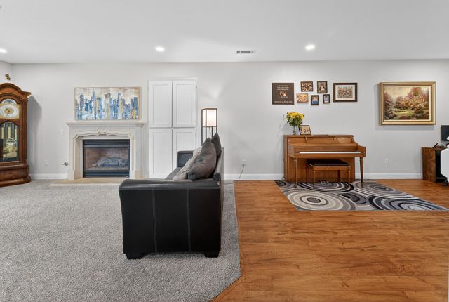 914 W Russell Avenue, Visalia, CA 93277