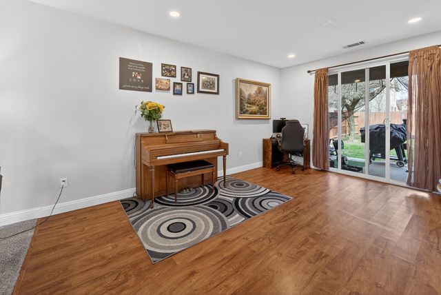 914 W Russell Avenue, Visalia, CA 93277