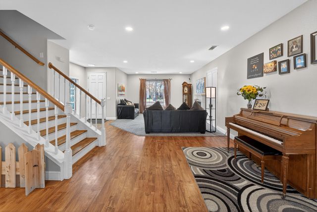 914 W Russell Avenue, Visalia, CA 93277