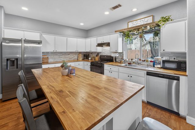 914 W Russell Avenue, Visalia, CA 93277