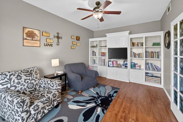 914 W Russell Avenue, Visalia, CA 93277