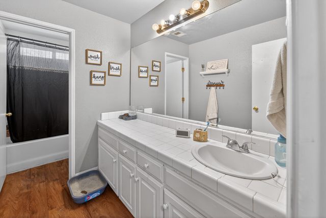 914 W Russell Avenue, Visalia, CA 93277