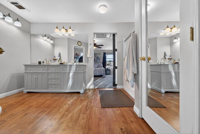 914 W Russell Avenue, Visalia, CA 93277