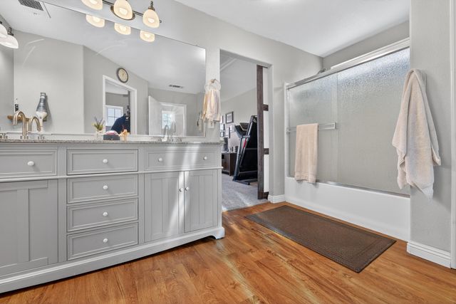 914 W Russell Avenue, Visalia, CA 93277