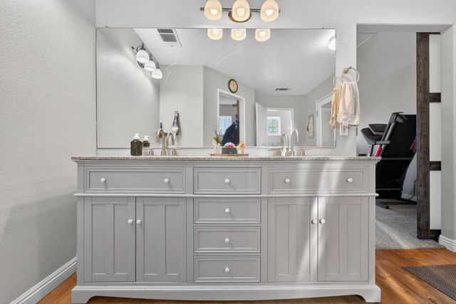 914 W Russell Avenue, Visalia, CA 93277