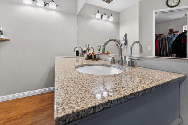 914 W Russell Avenue, Visalia, CA 93277