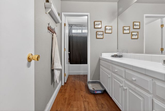 914 W Russell Avenue, Visalia, CA 93277