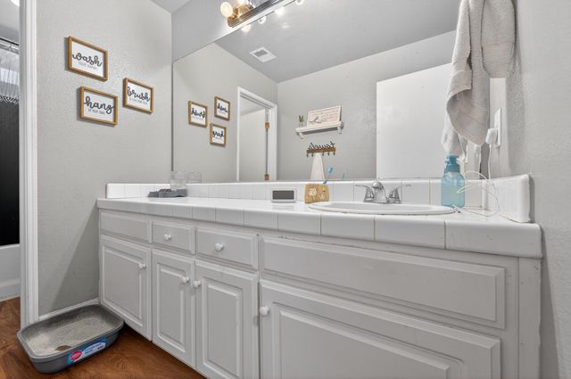 914 W Russell Avenue, Visalia, CA 93277