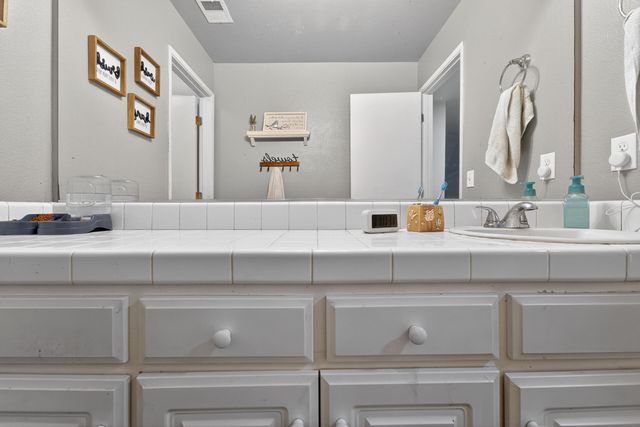 914 W Russell Avenue, Visalia, CA 93277