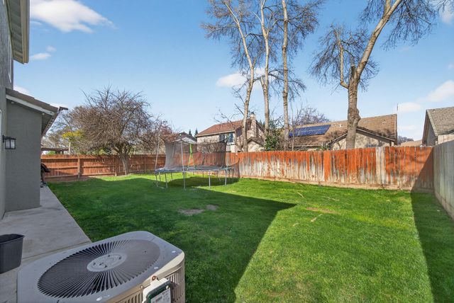914 W Russell Avenue, Visalia, CA 93277
