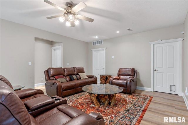 2320 CHATHAM Road, Springfield, IL 62704