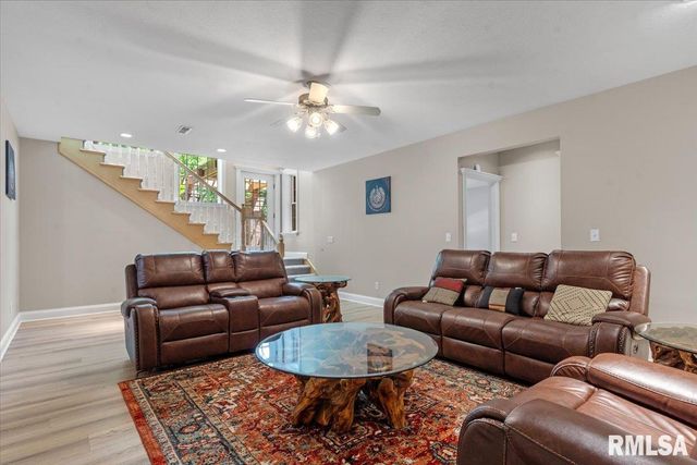 2320 CHATHAM Road, Springfield, IL 62704