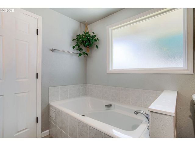 10715 Nw 23RD Ave, Vancouver, WA 98685
