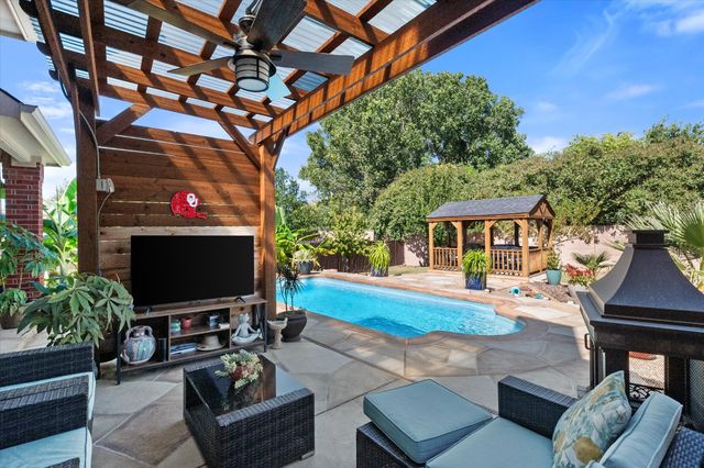 628 Hammond Drive, Mansfield, TX 76063