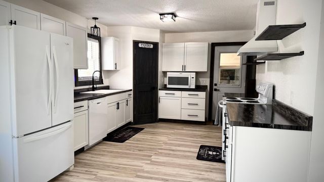 26 Oak Lane, Pine Island, MN 55963