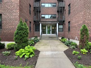 75-25 210 St 4L, Oakland Gardens, NY 11364