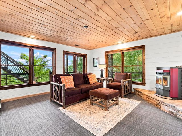 135 Bandit Lane, Blue Ridge, GA 30513