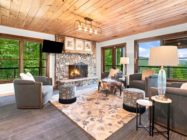 135 Bandit Lane, Blue Ridge, GA 30513