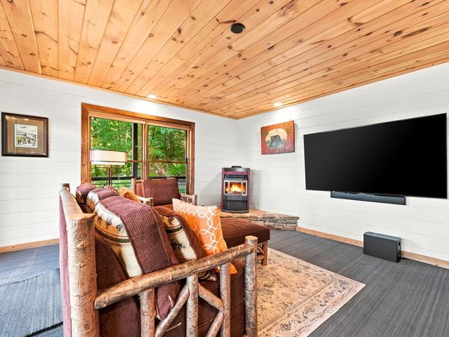 135 Bandit Lane, Blue Ridge, GA 30513