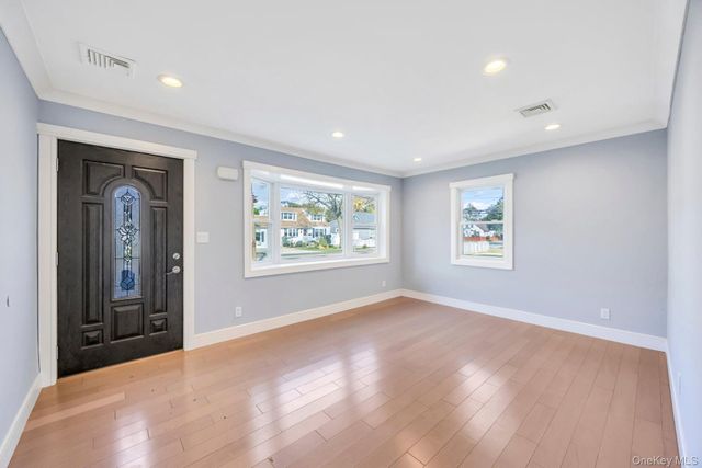 259 35th Street, Lindenhurst, NY 11757