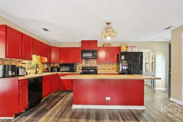 8 Williamsburg Court, Savannah, GA 31419