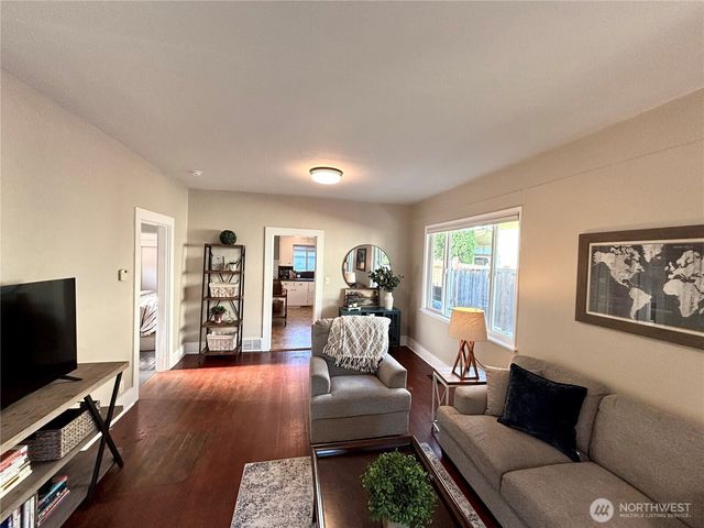 1706 N 50th Street, Seattle, WA 98103