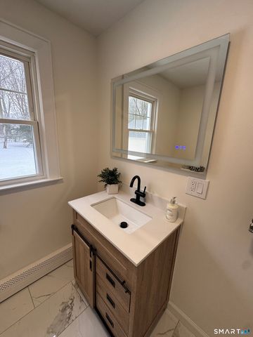 24 North Avenue, North Haven, CT 06473