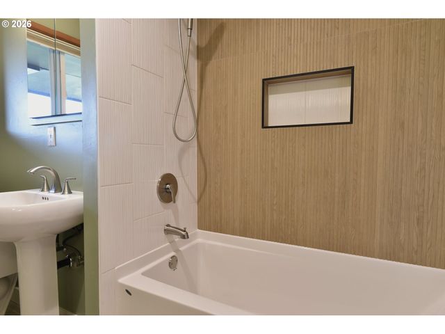 12509 Ne BEECH St, Portland, OR 97230