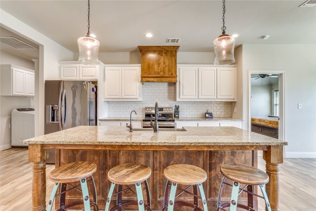 1000 Churchill Lane, Millsap, TX 76066