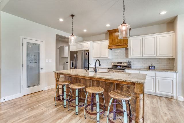 1000 Churchill Lane, Millsap, TX 76066