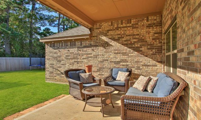 18203 Willow Edge Drive, Tomball, TX 77375