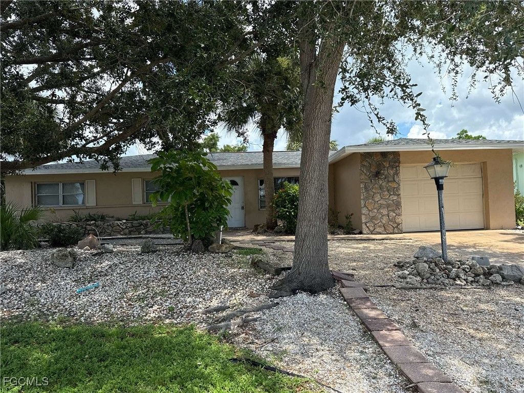 78 Rotonda CIR, Rotonda West, FL 33947