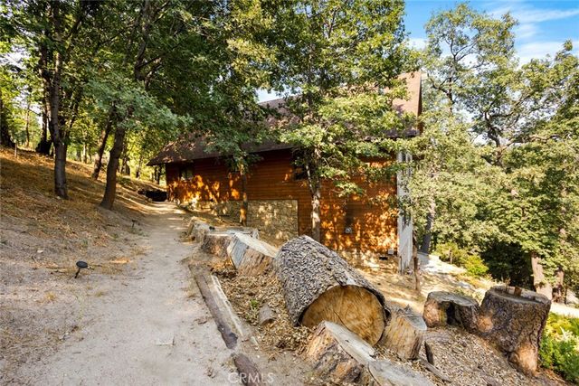 20 Oak Leaf Lane, Running Springs, CA 92382