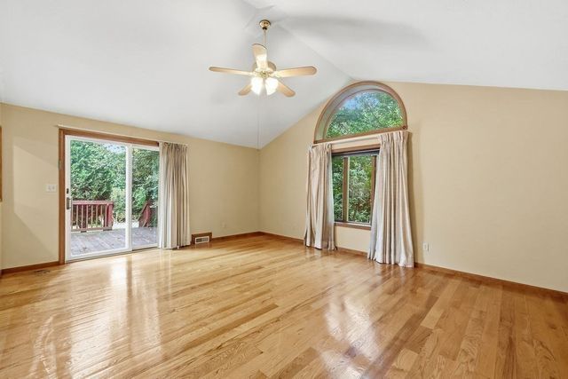 617 River Rd, Agawam, MA 01001