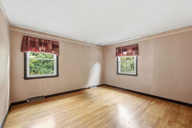 617 River Rd, Agawam, MA 01001