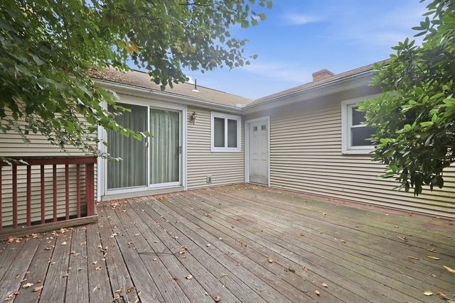 617 River Rd, Agawam, MA 01001