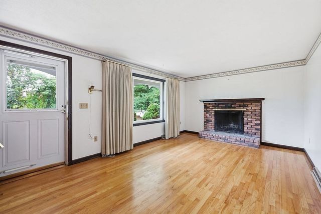 617 River Rd, Agawam, MA 01001