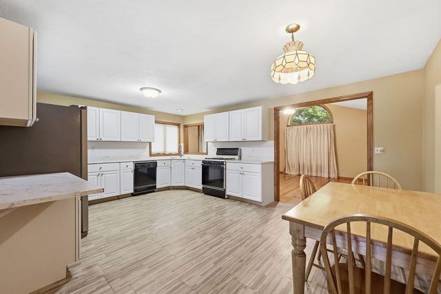 617 River Rd, Agawam, MA 01001