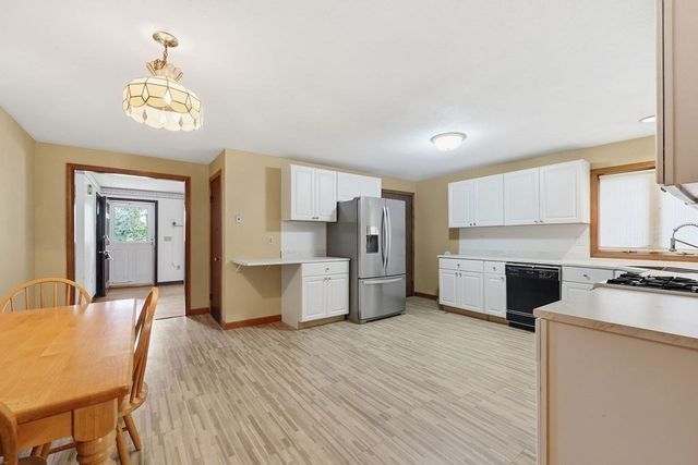 617 River Rd, Agawam, MA 01001