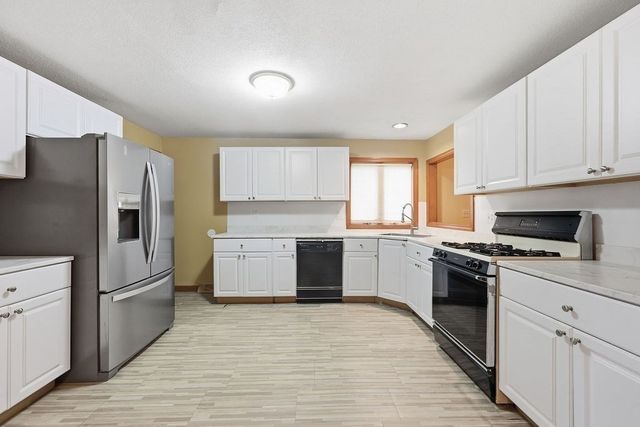 617 River Rd, Agawam, MA 01001