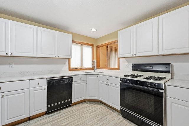 617 River Rd, Agawam, MA 01001