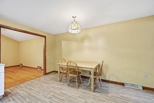 617 River Rd, Agawam, MA 01001