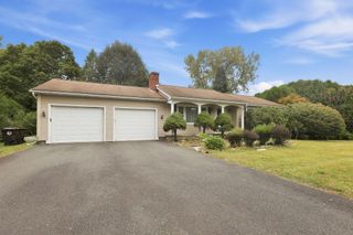 617 River Rd, Agawam, MA 01001
