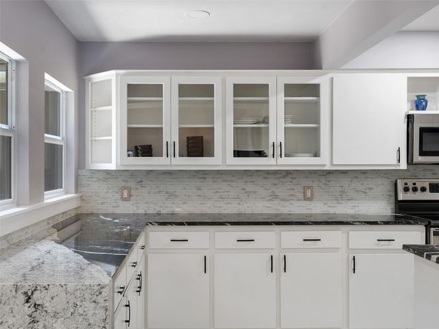 15 Stoney Creek CV, Lakeway, TX 78734