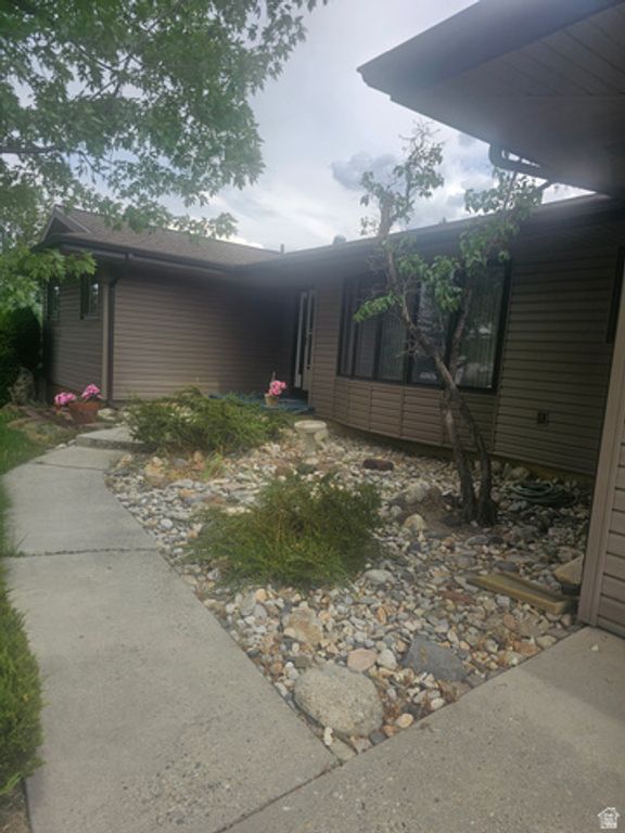8671 S TRACY DR, Sandy, UT 84093 — photo 2