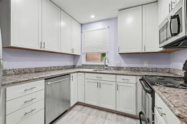 6600 Ridgefield Circle, West Bloomfield, MI 48322